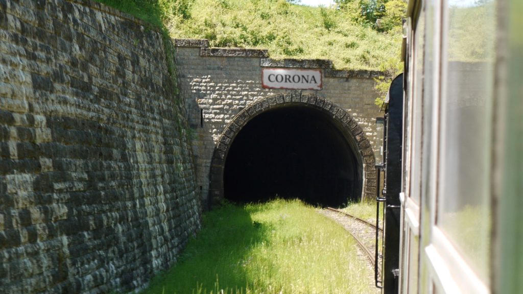 tunnel avec panneau corona